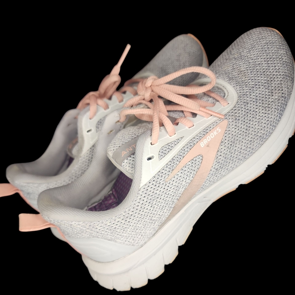 Brooks Anthem 3  Women's Athletic Shoes in Gray and Light Pink 7.5